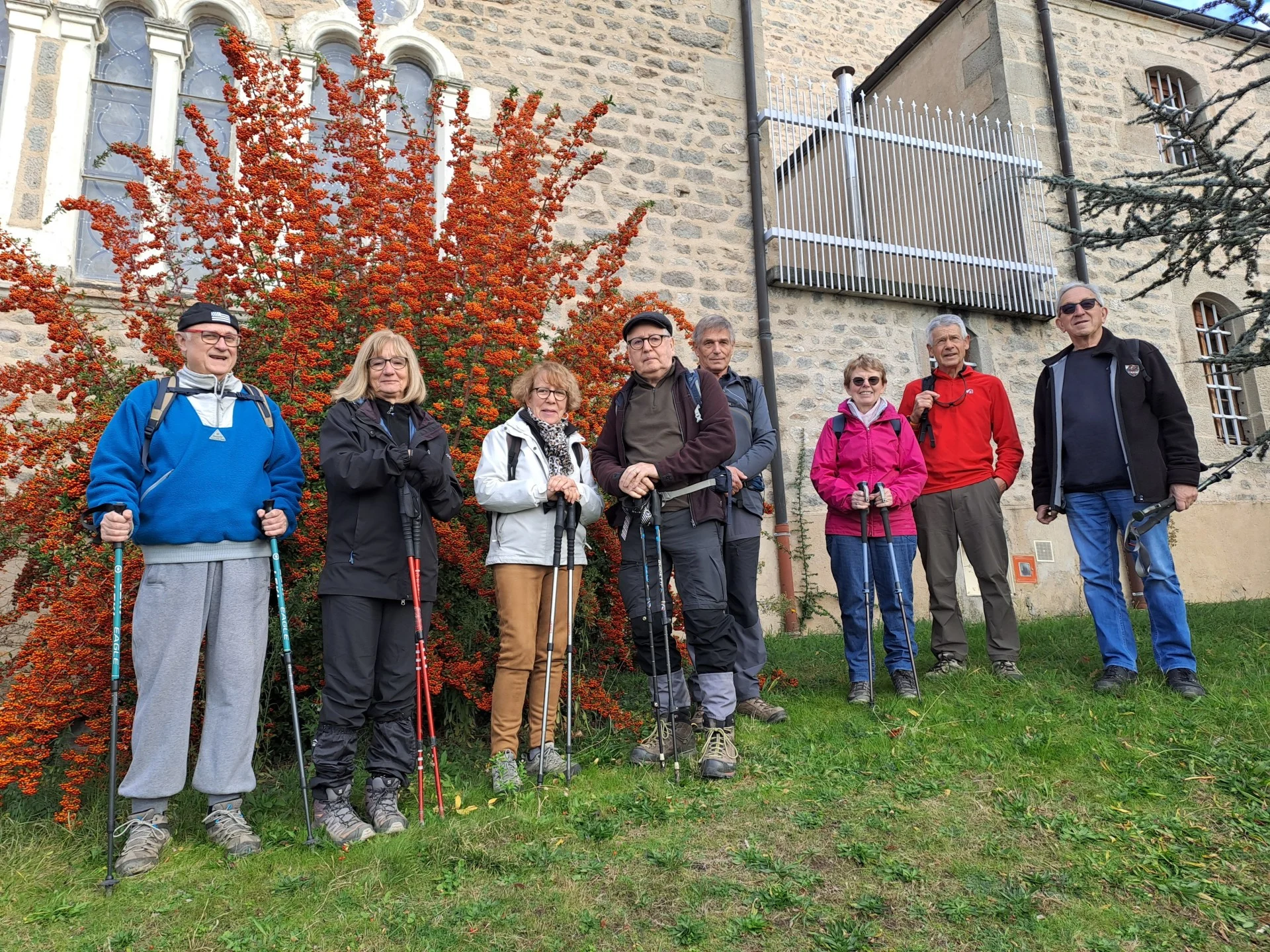 Derrière le groupe quel bel arbuste !