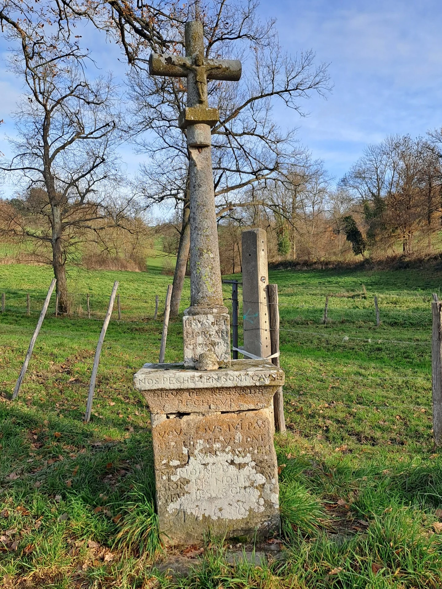 Deuxième croix. Regardez sur le bas du socle il est gravé 1768 !